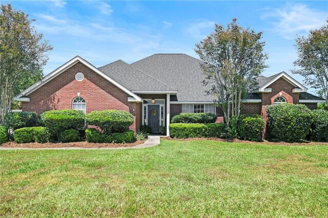 view of front of property featuring a front yard