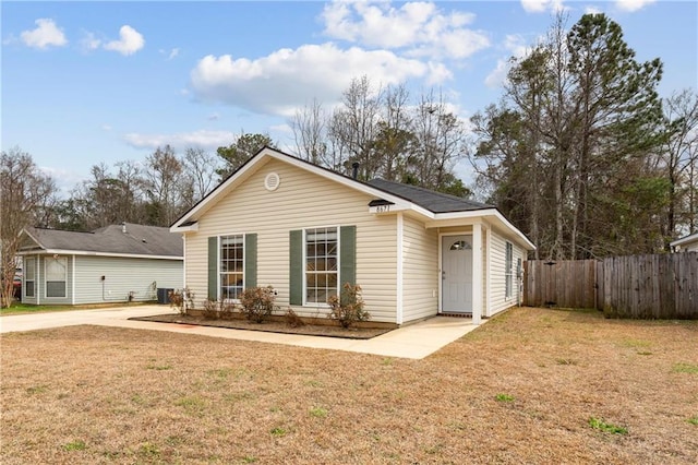 view of front of home featuring a front lawn