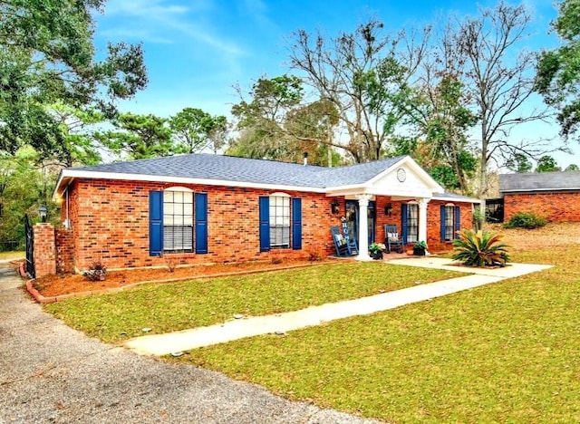 single story home featuring a front yard