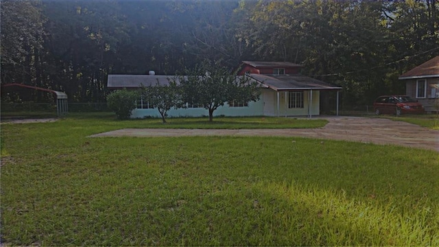 view of front of home featuring a front lawn and a carport