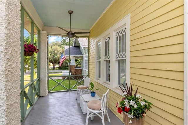 sunroom / solarium featuring a ceiling fan