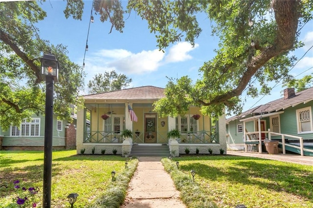 view of front facade featuring a front yard and covered porch