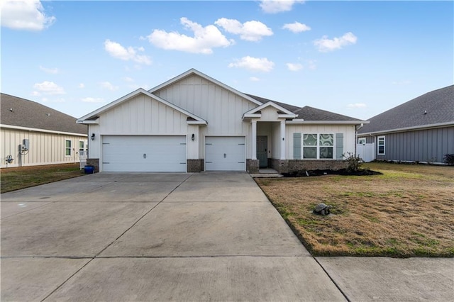 view of front facade featuring a garage and a front yard