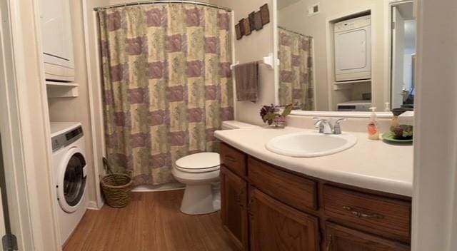 full bath with visible vents, toilet, vanity, wood finished floors, and a shower with curtain