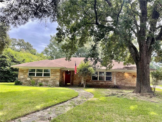 single story home with a front yard