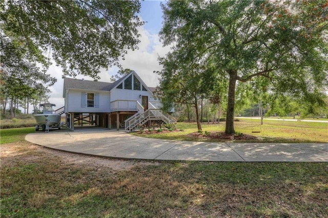 view of front of property with a front yard