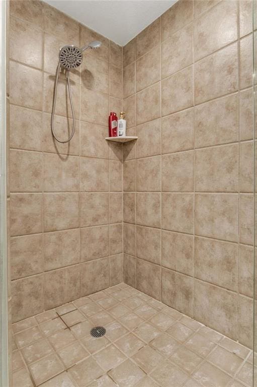 bathroom featuring tiled shower