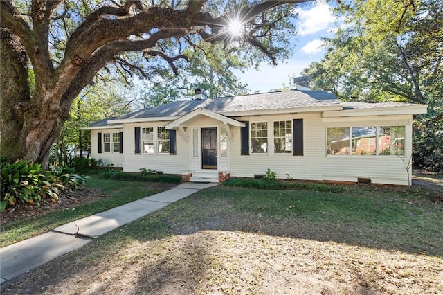 ranch-style house featuring a front yard