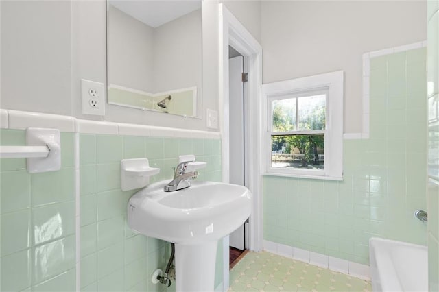 bathroom featuring tile walls