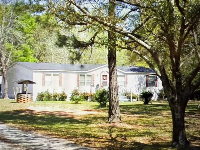 manufactured / mobile home featuring a front lawn