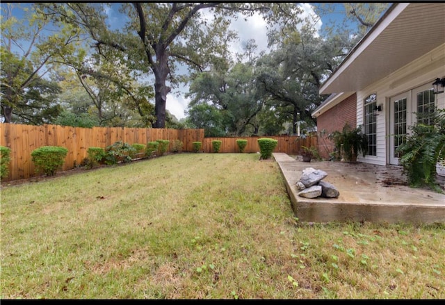 view of yard featuring a patio area