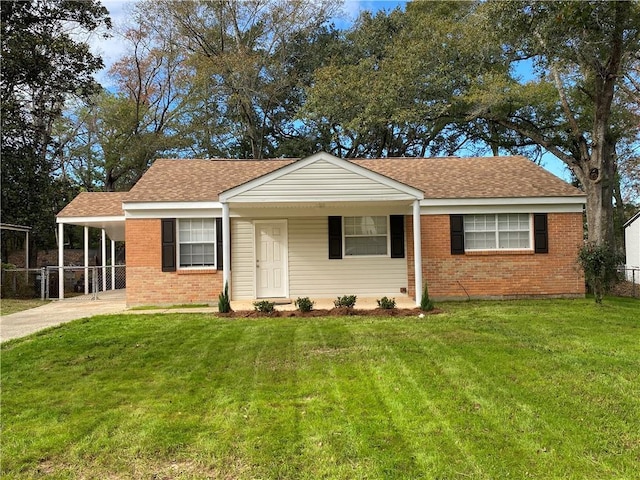 view of front of house featuring a carport and a front yard