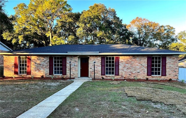 single story home featuring a front lawn