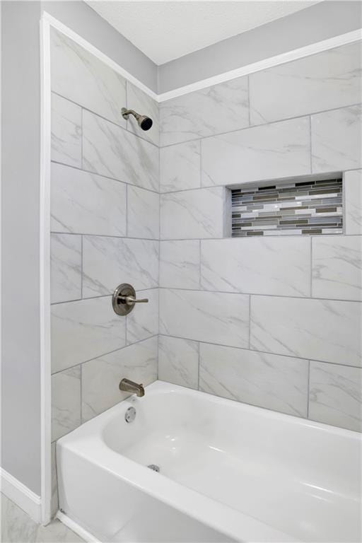 bathroom with tiled shower / bath