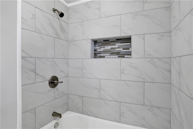 bathroom featuring tiled shower / bath