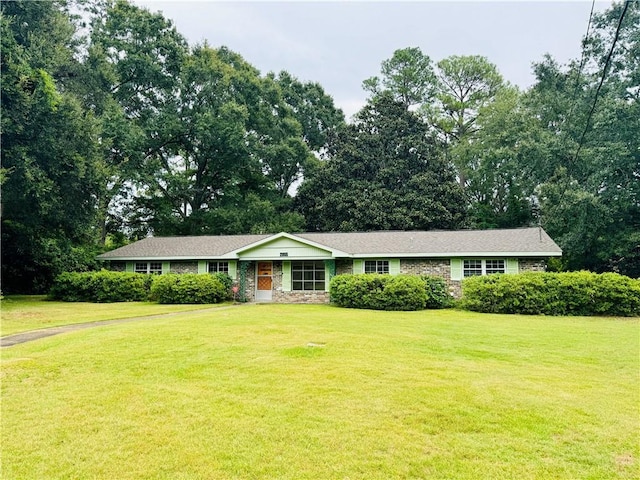 ranch-style home featuring a front lawn