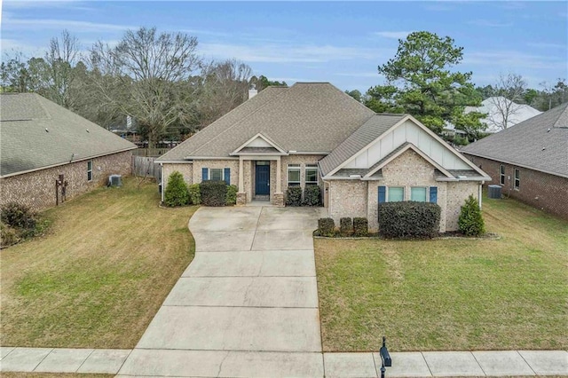 view of front of home featuring a front yard