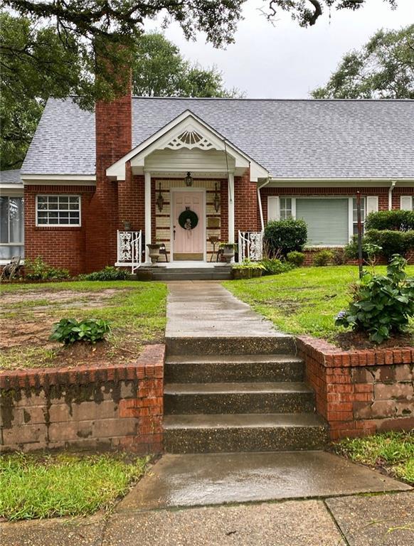 view of front of property with a front lawn