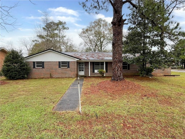 ranch-style home featuring a front lawn