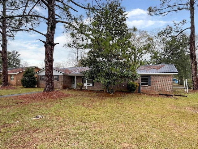 view of front of home featuring a front yard