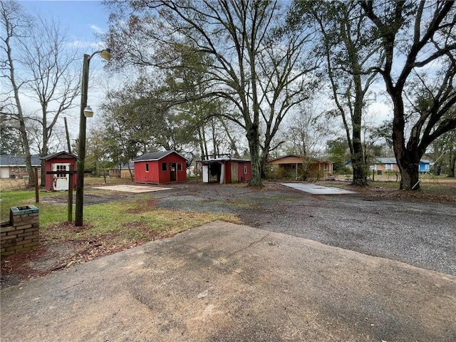 view of yard featuring a shed