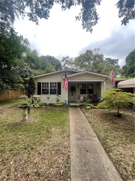 view of front facade featuring a porch and a front lawn