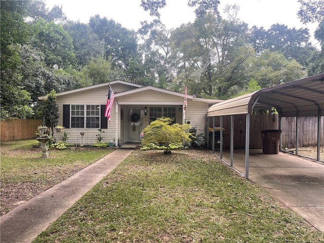 view of front of home featuring a carport and a front yard