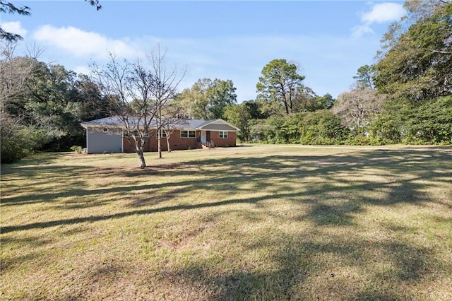 view of front of property featuring a front yard