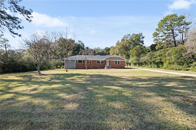 view of front of home featuring a front yard