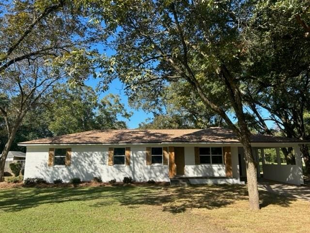 single story home with a front lawn