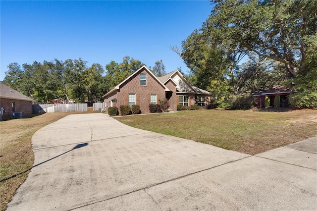 view of front of house featuring a front lawn