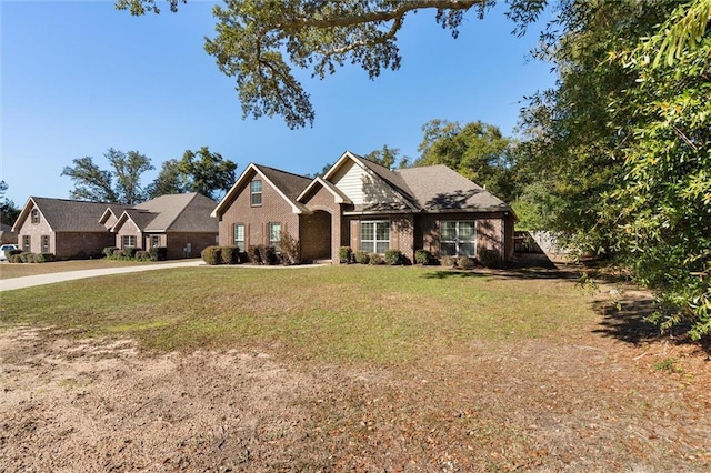 view of front of house featuring a front lawn