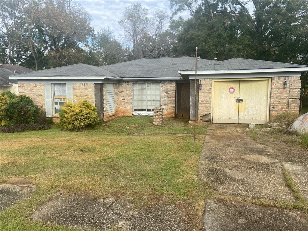 ranch-style home with a front lawn