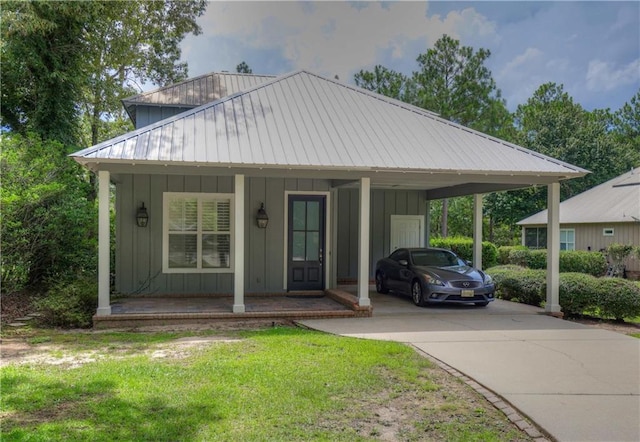 view of front facade featuring a carport and covered porch