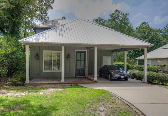 view of front of property with a carport and a front yard