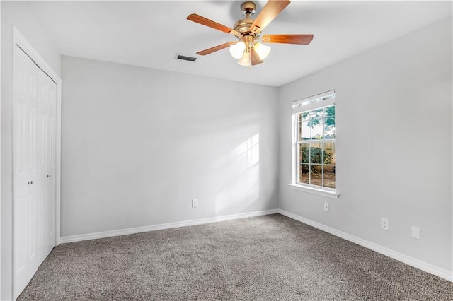 carpeted empty room featuring ceiling fan