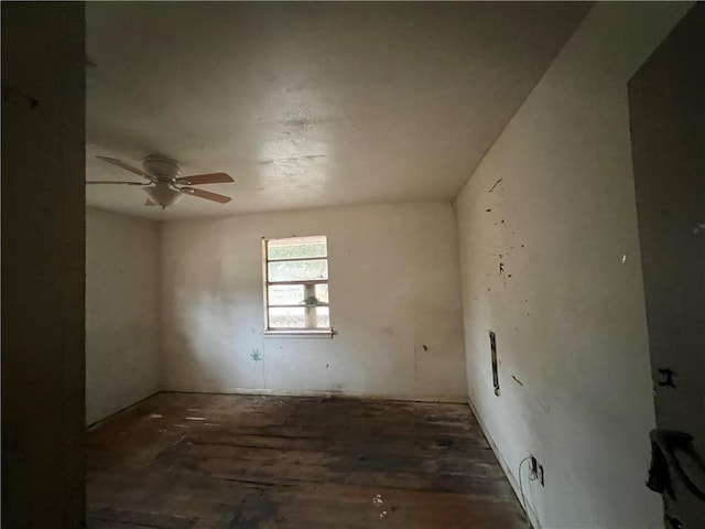 unfurnished room with ceiling fan