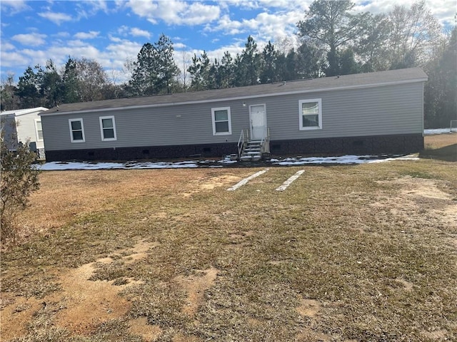 manufactured / mobile home with a front yard