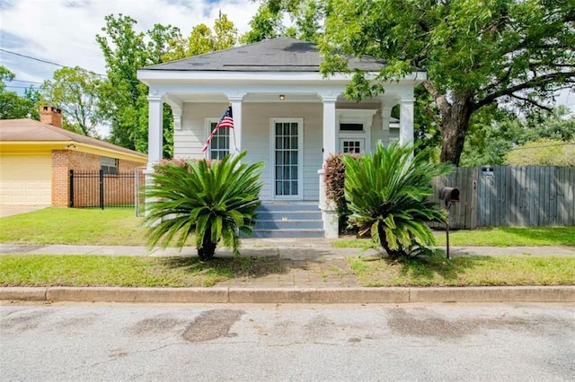 view of front facade featuring a garage and a front yard