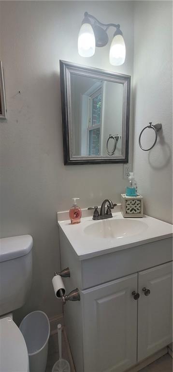 11150 Lakeside Cir, Grand Bay, AL 36541 - bathroom with vanity and toilet