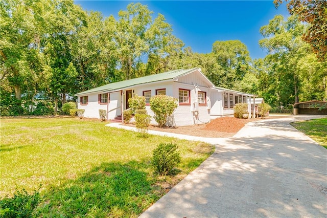 ranch-style house featuring a front lawn