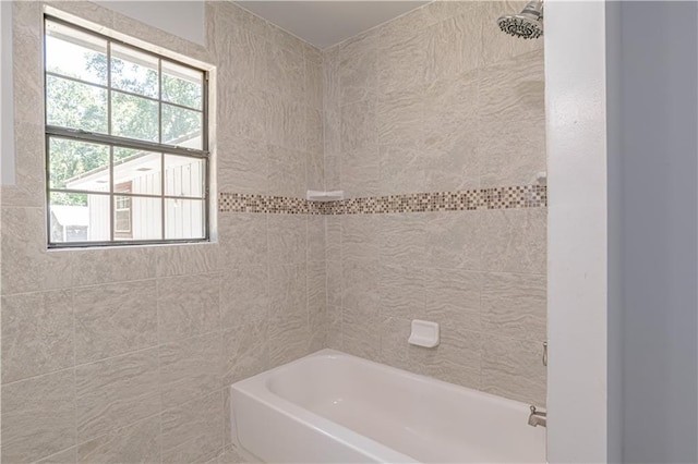 bathroom with tiled shower / bath