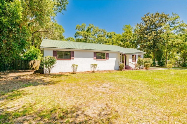 ranch-style house featuring a front yard