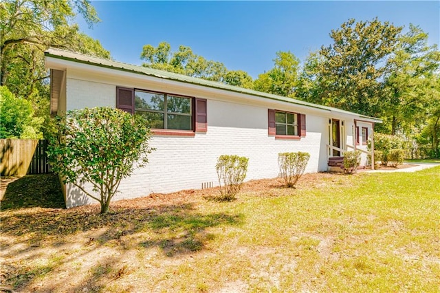 ranch-style home featuring a front lawn