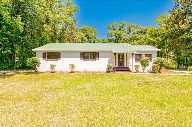 single story home with a front lawn