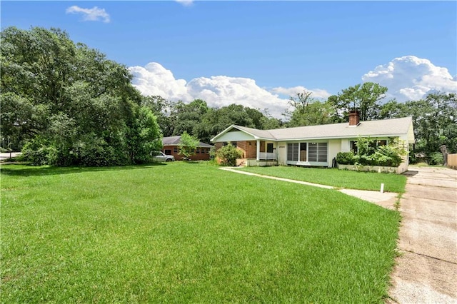 single story home with a front lawn