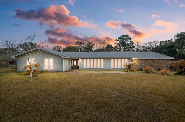 view of front of home featuring a lawn