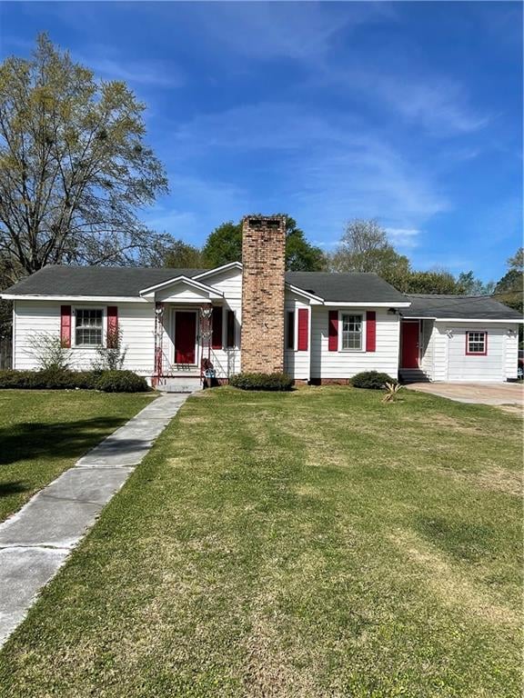 ranch-style house featuring a front lawn