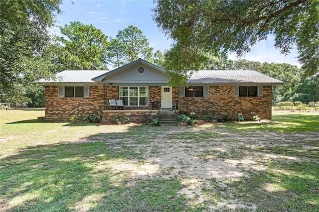 ranch-style house featuring a front lawn