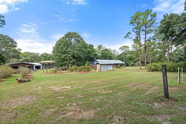 view of yard featuring a storage unit